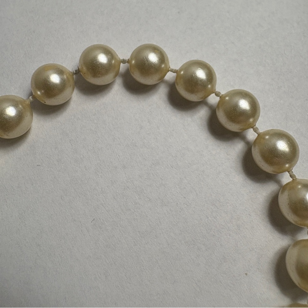 Vintage Pearl Look Bracelet with Gold Tone Clasp - Picture 3 of 6
